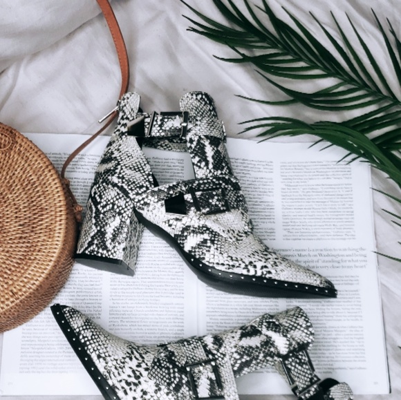 🚨//LAST PAIR// Snake print booties - Picture 2 of 8